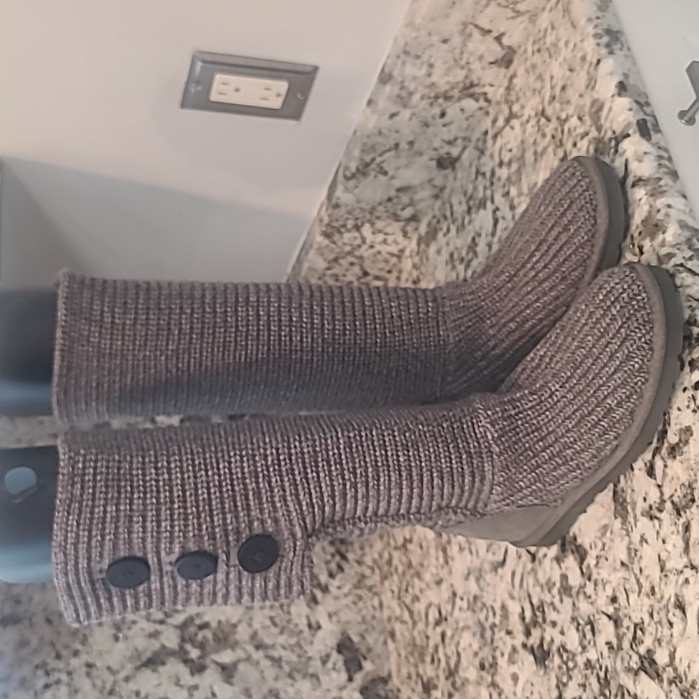 COPY - Grey sweater tall Uggs
